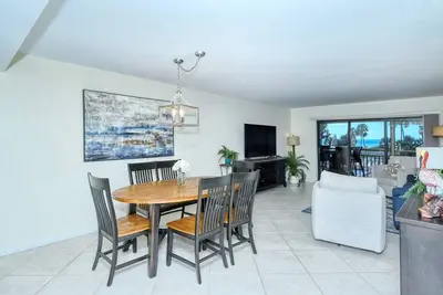 Image de Chinaberry 426 - Condo 2 chambres avec plage privée avec chaises longues et parasol fourni, 2 piscines, centre de fitness et courts de tennis.