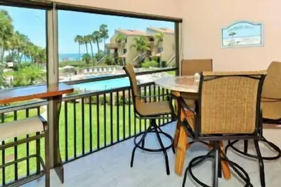 Image de Chinaberry 423 - Condo 2 chambres avec plage privée avec chaises longues et parasol fournis, 2 piscines, centre de remise en forme et des courts de tennis.