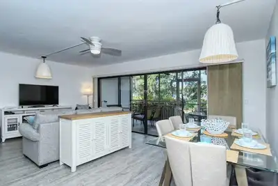 Image de Firethorn 712 - Condo 2 chambres avec plage privée avec chaises longues et parasol fourni, 2 piscines, centre de fitness et courts de tennis.