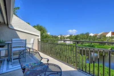 Image de Firethorn 830 - Condo 2 chambres avec plage privée avec chaises longues et parasol fourni, 2 piscines, centre de fitness et courts de tennis.