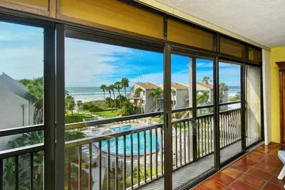 Image de Chinaberry 443 - Condo 2 chambres avec plage privée avec chaises longues et parasol fourni, 2 piscines, centre de fitness et courts de tennis.
