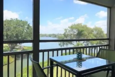 Image de Chinaberry 941 - Condo 2 chambres avec plage privée avec chaises longues et parasol fourni, 2 piscines, centre de fitness et courts de tennis.