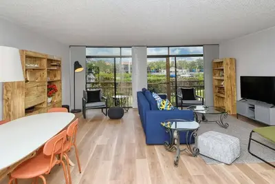 Image de Firethorn 514 - Condo 2 chambres avec plage privée avec chaises longues et parasol fournis, 2 piscines, centre de remise en forme et des courts de tennis.
