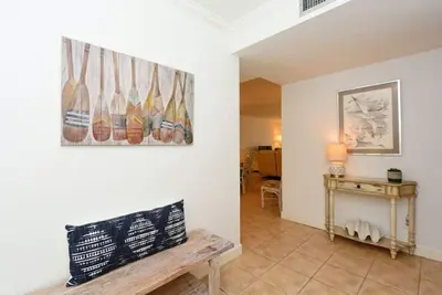 Image de Chinaberry 436 - Condo de 2 chambres avec plage privée avec chaises longues et parasol fournis, 2 piscines, centre de remise en forme et des courts de tennis.