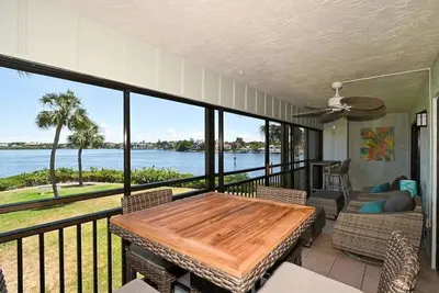 Image de Chinaberry 924 - Condo 2 chambres avec plage privée avec chaises longues et parasol fourni, 2 piscines, centre de fitness et courts de tennis.