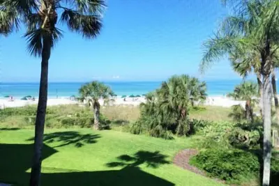Image de Firethorn 323 - Condo 2 chambres avec plage privée avec chaises longues et parasol fourni, 2 piscines, centre de fitness et courts de tennis.