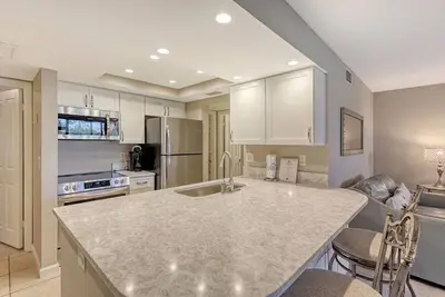 Image de Firethorn 513 - Condo 2 chambres avec plage privée avec chaises longues et parasol fournis, 2 piscines, centre de remise en forme et des courts de tennis.