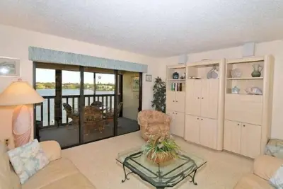 Image de Buttonwood 955 - Condo 2 chambres avec plage privée avec chaises longues et parasol fourni, 2 piscines, centre de fitness et courts de tennis.