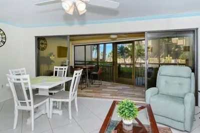 Image de Firethorn 212 - Condo 2 chambres avec plage privée avec chaises longues et parasol fourni, 2 piscines, centre de fitness et courts de tennis.
