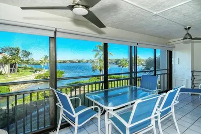 Image de Chinaberry 932 - Condo 2 chambres avec plage privée avec chaises longues et parasol fourni, 2 piscines, centre de fitness et courts de tennis.