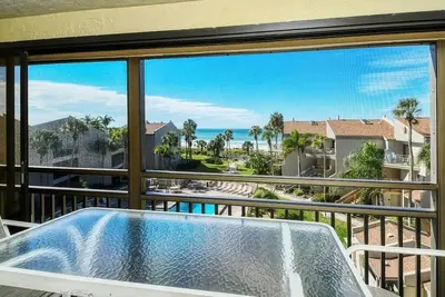 Image de Chinaberry 446 - Condo 2 chambres avec plage privée avec chaises longues et parasol fourni, 2 piscines, centre de fitness et courts de tennis.