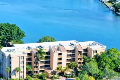 Image de Chinaberry 912 - Condo 2 chambres avec plage privée avec chaises longues et parasol fourni, 2 piscines, centre de fitness et courts de tennis.