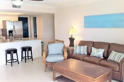 Image de Firethorn 110 - Condo 2 chambres avec plage privée avec chaises longues et parasol fourni, 2 piscines, centre de fitness et courts de tennis.