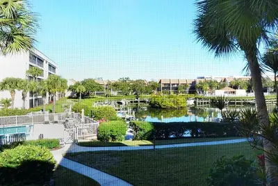 Image de Firethorn 522 - Condo 2 chambres avec plage privée avec chaises longues et parasol fourni, 2 piscines, centre de fitness et courts de tennis.