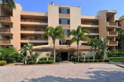 Image de Chinaberry 944 - Condo de 2 chambres à coucher avec plage privée avec chaises longues et parasol fournis, 2 piscines, centre de remise en forme et des courts de tennis.