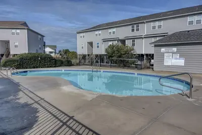 Image de Juste en face de l'océan et le complexe offre une piscine!