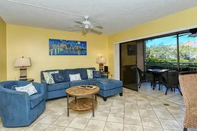 Image de Firethorn 812 - Condo de 2 chambres à coucher avec plage privée avec chaises longues et parasol fournis, 2 piscines, centre de remise en forme et des courts de tennis.