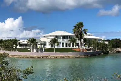 Image de Palm Point Loft - spacieux deux lits + deux salles de bain sur le canal<br><br>Insta @PalmPointTCI
