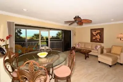 Image de Firethorn 111 - Condo 2 chambres avec plage privée avec chaises longues et parasol fourni, 2 piscines, centre de fitness et courts de tennis.