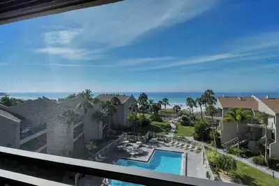 Image de Chinaberry 455 - Condo 2 chambres avec plage privée avec chaises longues et parasol fourni, 2 piscines, centre de fitness et courts de tennis.