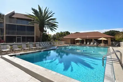 Image de Firethorn 512 - Condo 2 chambres avec plage privée avec chaises longues et parasol fourni, 2 piscines, centre de fitness et courts de tennis.