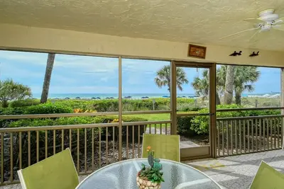 Image de Firethorn 311 - Condo 2 chambres avec plage privée avec chaises longues et parasol fourni, 2 piscines, centre de fitness et courts de tennis.
