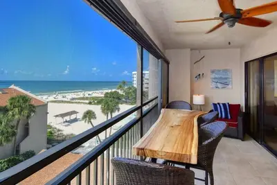 Image de Chinaberry 456 - Condo 2 chambres avec plage privée avec chaises longues et parasol fourni, 2 piscines, centre de fitness et courts de tennis.