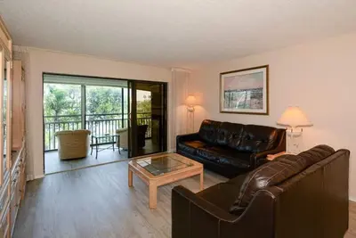 Image de Chinaberry 943 - Condo de 2 chambres à coucher avec plage privée avec chaises longues et parasol fournis, 2 piscines, centre de remise en forme et des courts de tennis.