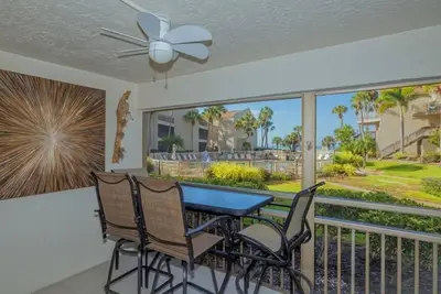 Image de Chinaberry 416 - Condo 2 chambres avec plage privée avec chaises longues et parasol fourni, 2 piscines, centre de fitness et courts de tennis.