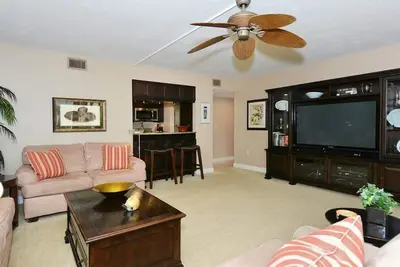 Image de Firethorn 821 - Condo 2 chambres avec plage privée avec chaises longues et parasol fourni, 2 piscines, centre de fitness et courts de tennis.