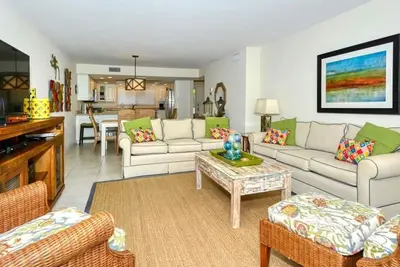 Image de Chinaberry 921 - Condo 2 chambres avec plage privée avec chaises longues et parasol fourni, 2 piscines, centre de fitness et courts de tennis.