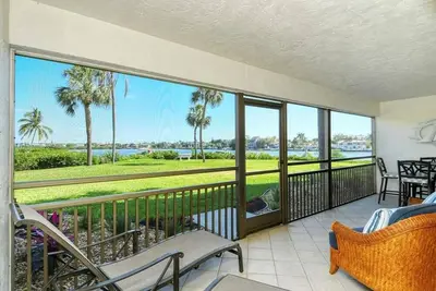 Image de Chinaberry 913 - Condo de 2 chambres avec plage privée avec chaises longues et parasol fournis, 2 piscines, centre de remise en forme et courts de tennis.