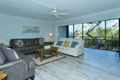 Image de Doveplum 724-2 étages, Condo 2 chambres avec plage privée avec chaises longues et parasol fourni, 2 piscines, centre de fitness et courts de tennis.