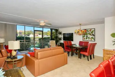 Image de Firethorn 610 - Condo de 2 chambres à coucher avec plage privée avec chaises longues et parasol fournis, 2 piscines, centre de remise en forme et des courts de tennis.