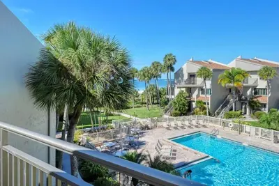 Image de Firethorn 232 - Condo 2 chambres avec plage privée avec chaises longues et parasol fourni, 2 piscines, centre de fitness et courts de tennis.