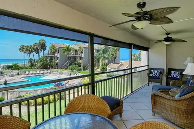 Image de Chinaberry 424 - Condo 2 chambres avec plage privée avec chaises longues et parasol fourni, 2 piscines, centre de fitness et courts de tennis.