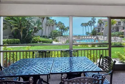 Image de Chinaberry 414 - Condo 2 chambres avec plage privée avec chaises longues et parasol fourni, 2 piscines, centre de fitness et courts de tennis.