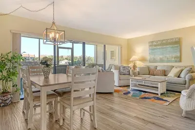 Image de Firethorn 510 - Condo 2 chambres avec plage privée avec chaises longues et parasol fournis, 2 piscines, centre de remise en forme et des courts de tennis.