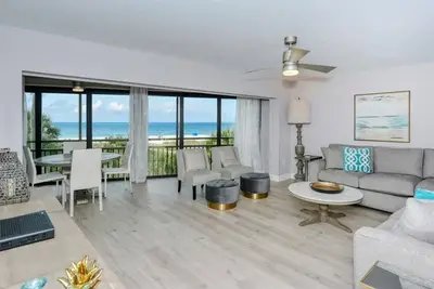 Image de Doveplum 121 - 2 étages, Condo 2 chambres avec plage privée avec chaises longues et parasol fournis, 2 piscines, centre de remise en forme et des courts de tennis.