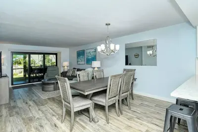 Image de Chinaberry 415 - Condo 2 chambres avec plage privée avec chaises longues et parasol fourni, 2 piscines, centre de fitness et courts de tennis.