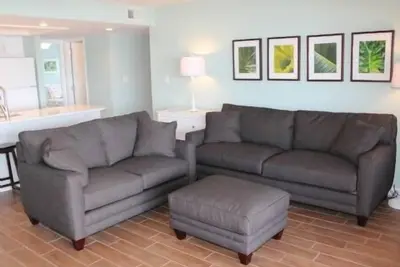 Image de Firethorn 321 - Condo 2 chambres à coucher avec plage privée avec chaises longues et parasol fournis, 2 piscines, centre de remise en forme et des courts de tennis.