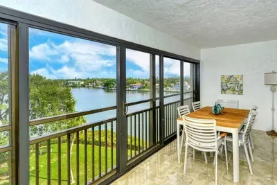 Image de Chinaberry 953 - Condo de 2 chambres avec plage privée avec chaises longues et parasol fournis, 2 piscines, centre de remise en forme et courts de tennis.