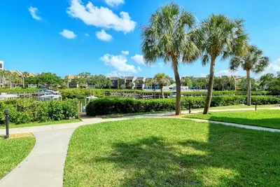 Image de Firethorn 612 - Condo 2 chambres avec plage priv��e avec chaises longues et parasol fournis, 2 piscines, centre de remise en forme et des courts de tennis.