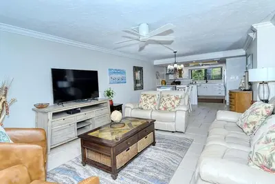 Image de Chinaberry 413 - Condo 2 chambres avec plage privée avec chaises longues et parasol fourni, 2 piscines, centre de fitness et courts de tennis.