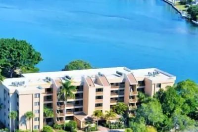 Image de Buttonwood 950 - Condo de 3 chambres avec plage privée avec chaises longues et parasol fournis, 2 piscines, centre de remise en forme et des courts de tennis.