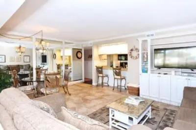 Image de Firethorn 613 - Condo 2 chambres avec plage privée avec chaises longues et parasol fourni, 2 piscines, centre de fitness et courts de tennis.