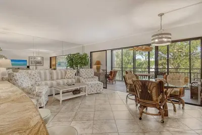 Image de Firethorn 722 - Condo de 2 chambres avec plage privée avec chaises longues et parasol fournis, 2 piscines, centre de remise en forme et courts de tennis.