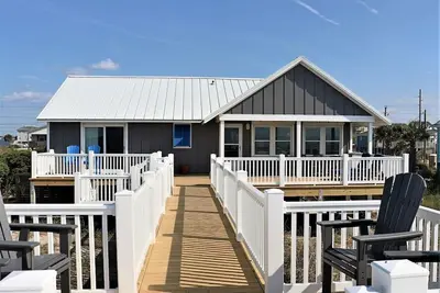 Image de Maison en bord de mer avec des chiens et entièrement rénovée à Emerald Isle!