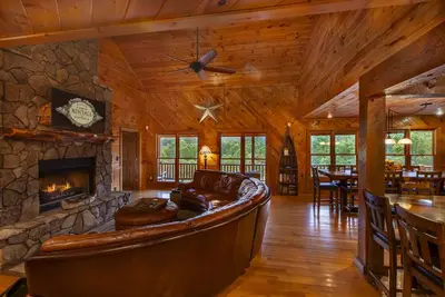Image de 5 suites King luxueuses avec bains privés ~ Cabane dans les arbres avec bain à remous, sièges, cheminée
