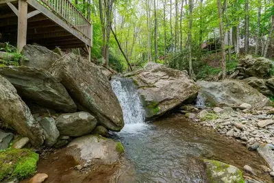 Image de Valley Creek Cabin - Cabane près du ruisseau, Spa, Animaux acceptés, Proche des attractions de montagne - 10% de remise de dernière minute - réduction incluse dans le devis en ligne